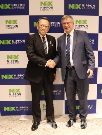 현지시간으로 지난 12일 개최한 합병시에서 미추루 사이토 일본통운 CEO(좌측)과 카고파트너 설립자이자 CEO인 스테판 크라우터(Stefan Krauter)가 악수하고 있다.