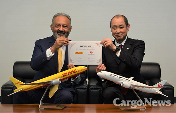 DHL일본의 토니 칸 사장(왼쪽)과 일본항공 화물우편 본부장이 20일 일본에서 협업관계를 체결했다.